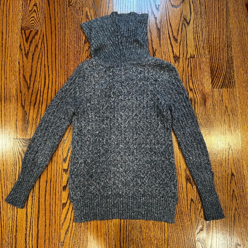Retrology sweater size Small
